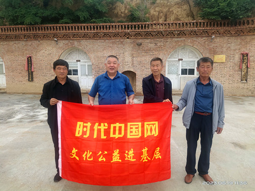 1732691373173342.jpg 2023年6月19日 内蒙古自治区鄂尔多斯市准格尔旗魏家峁镇魏家峁村西墕社的周毛秃故居。左起:任送来、周秋连、杜信义、刘春_副本.jpg