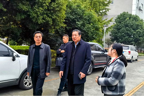 2018年10月25日时代中国网公益大使张颖与看丹老年公寓老人们一起唱歌跳舞.jpg