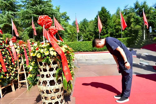 2015年10月3日走进凤冈县永和镇玉福临公司红豆杉基地考察活动.JPG