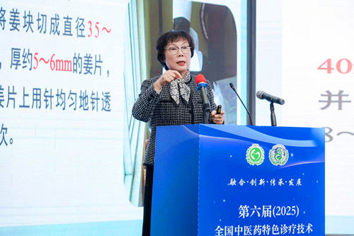 2018年11月22日下午时代中国网公益大使张颖走进北京市石景山老年福敬老院公益演出.jpg