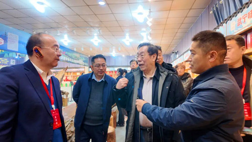 2021年10月27日时代中国网西北事业部到青海省海东市平安区乡下中心12公里点和牙扎点慰问了新冠疫情防疫检查站。_副本.jpg