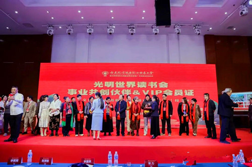 2019年7月22日时代中国网志愿者林广泰领队到民族养老院东区慰问演出.jpg