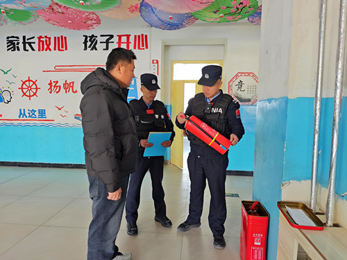 民警检查消防设施1_副本.jpg